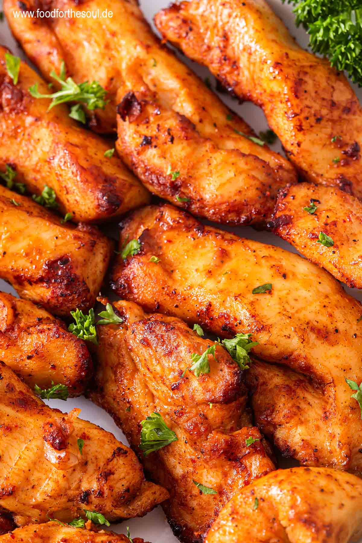 Schnelle Hähnchenbruststreifen im Airfryer zubereitet und mit Kräutern bestreut