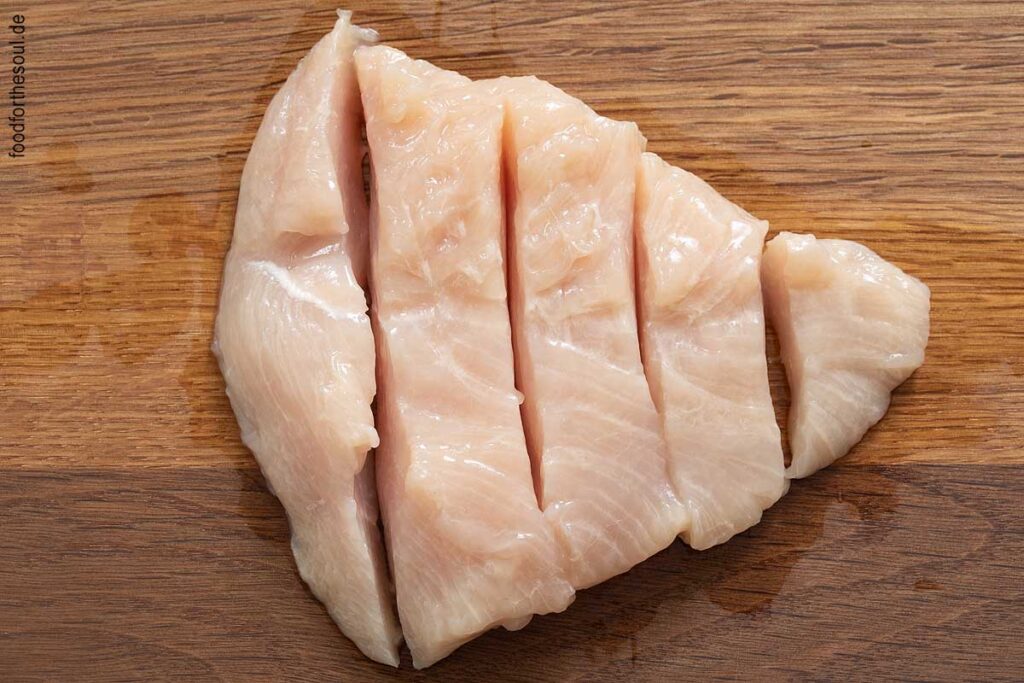 Hähnchenbrust schneiden für Hähnchenbruststreifen im Airfryer Schritt 2