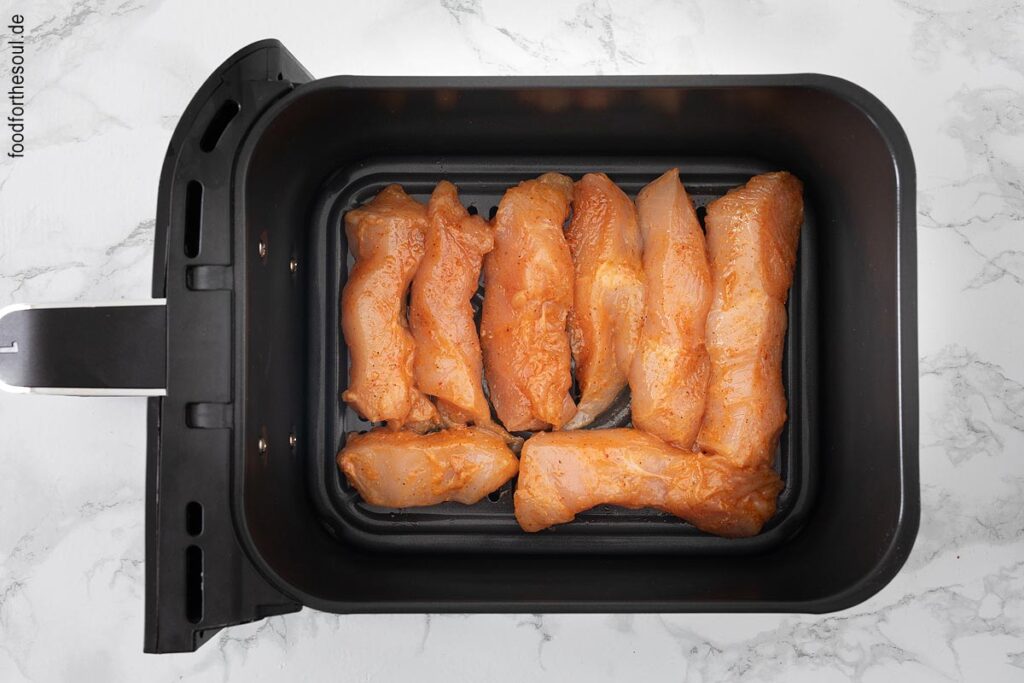 Hähnchenbrust in Frittierkorb legen für Hähnchenbruststreifen im Airfryer Schritt 7