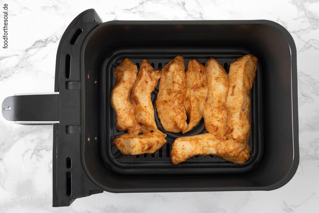 Hähnchenstreifen wenden oder schütteln für Hähnchenbruststreifen im Airfryer Schritt 8