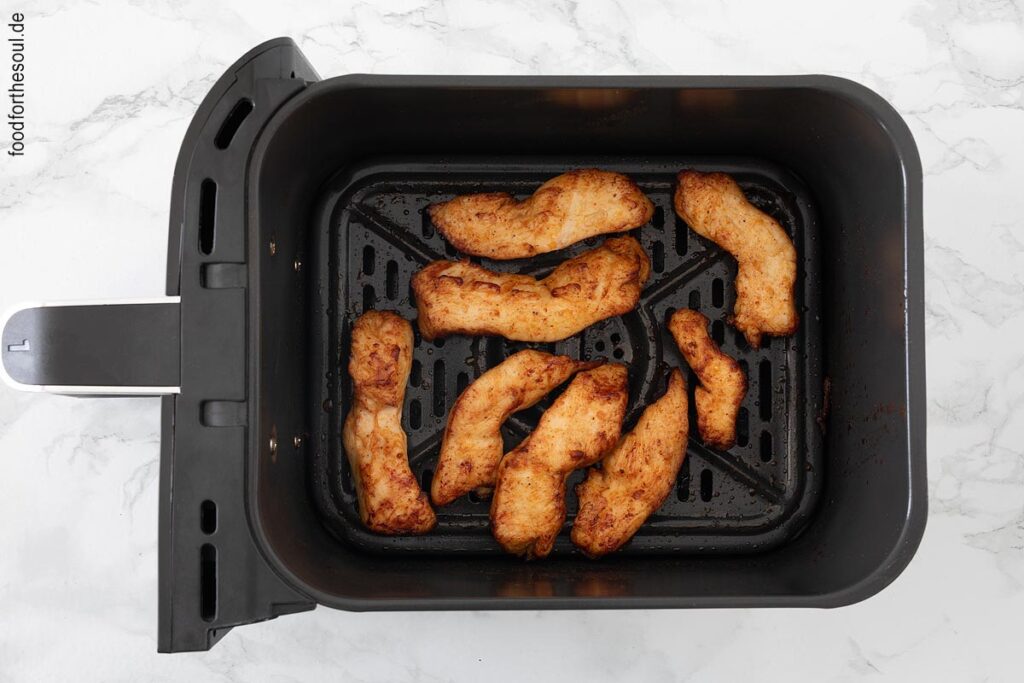 Fertige Hähnchenstreifen entnehmen für Hähnchenbruststreifen im Airfryer Schritt 9