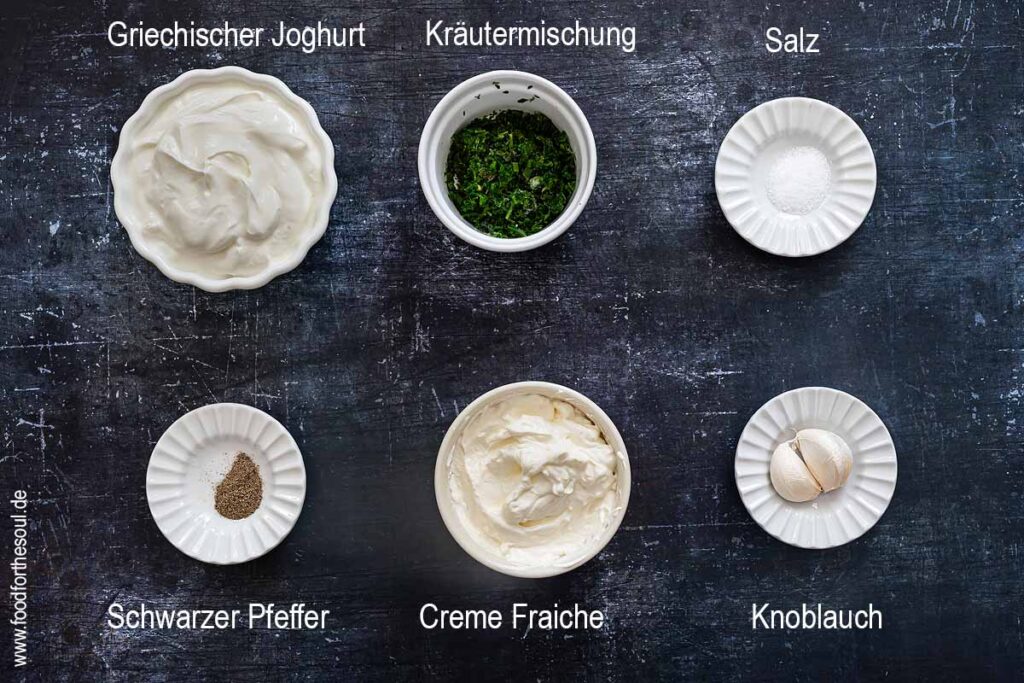 Beschriftete Zutaten für Joghurtsoße in Schalen