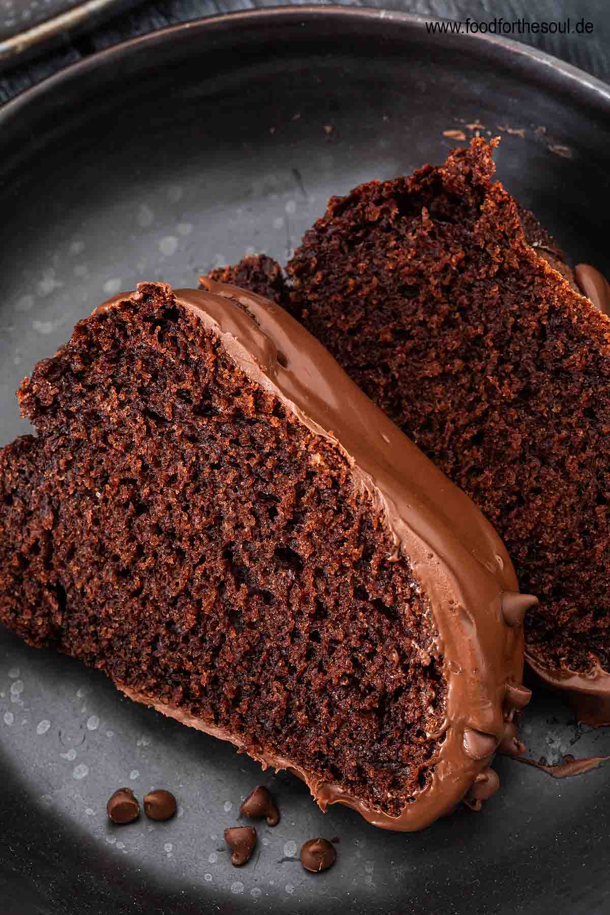 2 Stück super saftiger Paradiescreme Kuchen Schoko gebacken in der Gugelhupf-Form