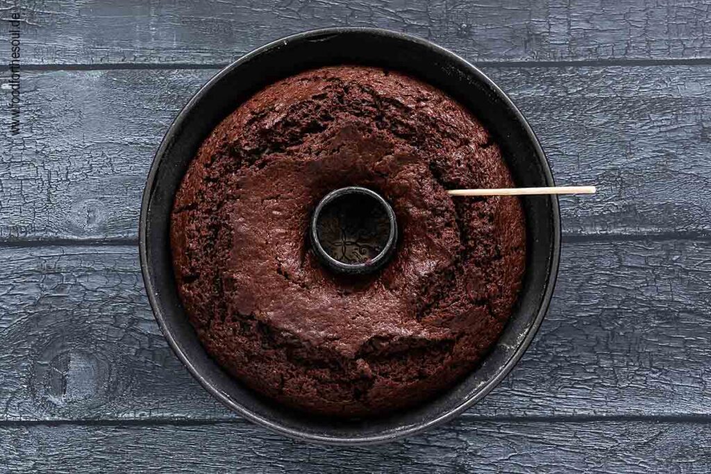 Stäbchenprobe beim Schoko Paradiescreme Kuchen in der Gugrlhupfform - Schritt 8