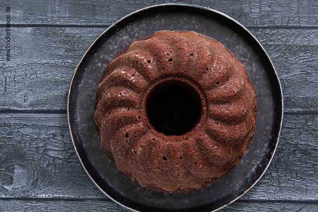 Fertig gebackener Paradiescreme Kuchen Schoko aus der Gugelhupf-Form gestürzt - Schritt 9