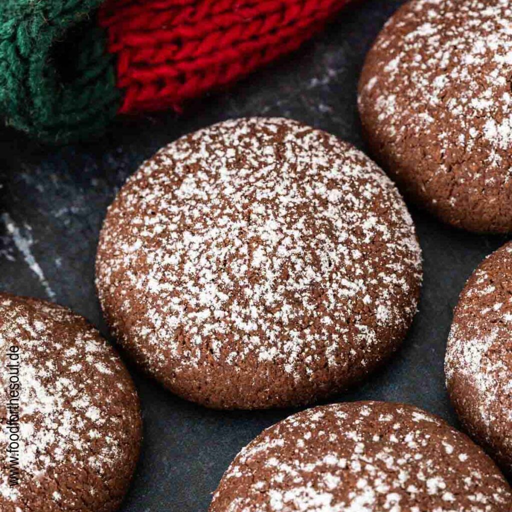 Omas Schokoli Plätzchen bestreut mit Puderzucker