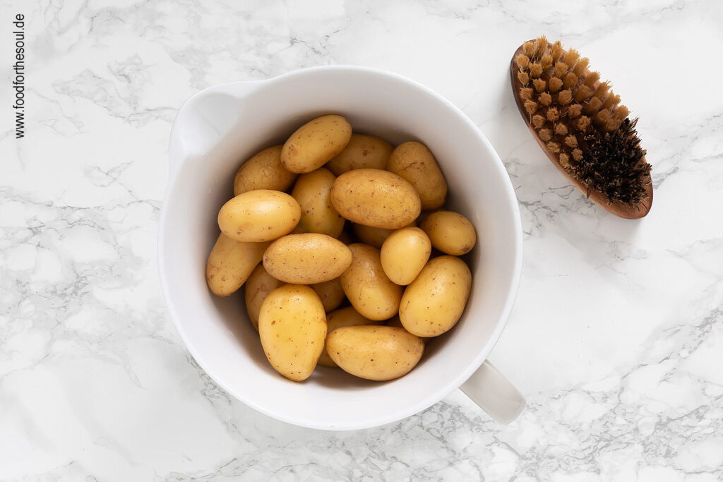 Drillinge gründlich waschen und bürsten für Airfryer Kartoffeln Rezept - Schritt 1