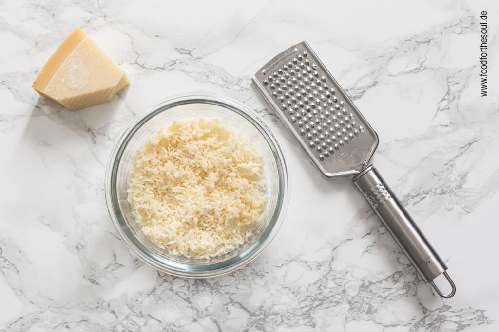 Parmesan reiben für Airfryer Kartoffeln Rezept - Schritt 3