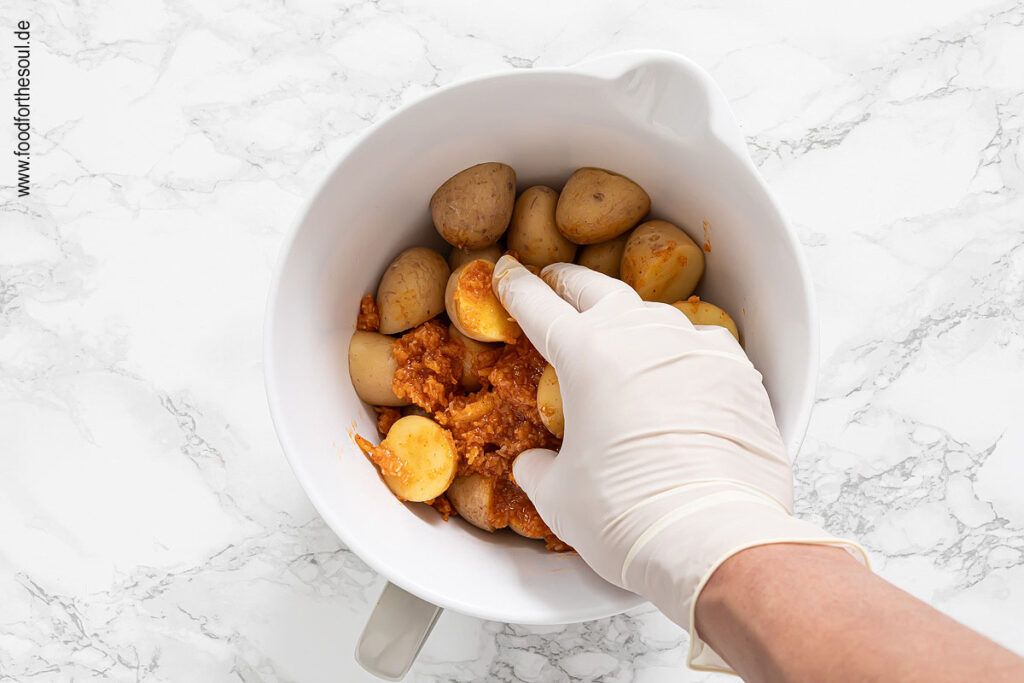 Drillinge mit Marinade vermischen für Airfryer Kartoffeln Rezept - Schritt 5