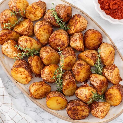 Airfryer Kartoffeln mit knuspriger Parmesan Kruste angerichtet auf einer Servierschale