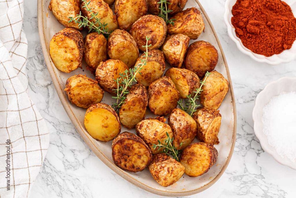Airfryer Kartoffeln mit knuspriger Parmesan Kruste angerichtet auf einer Servierschale