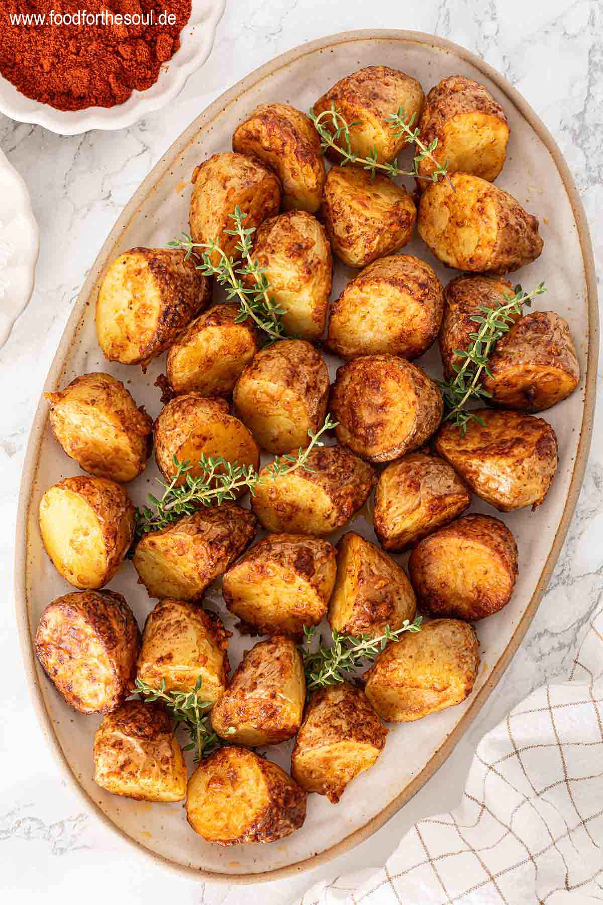 Airfryer Kartoffeln mit knuspriger Parmesan Kruste angerichtet auf einer Servierschale