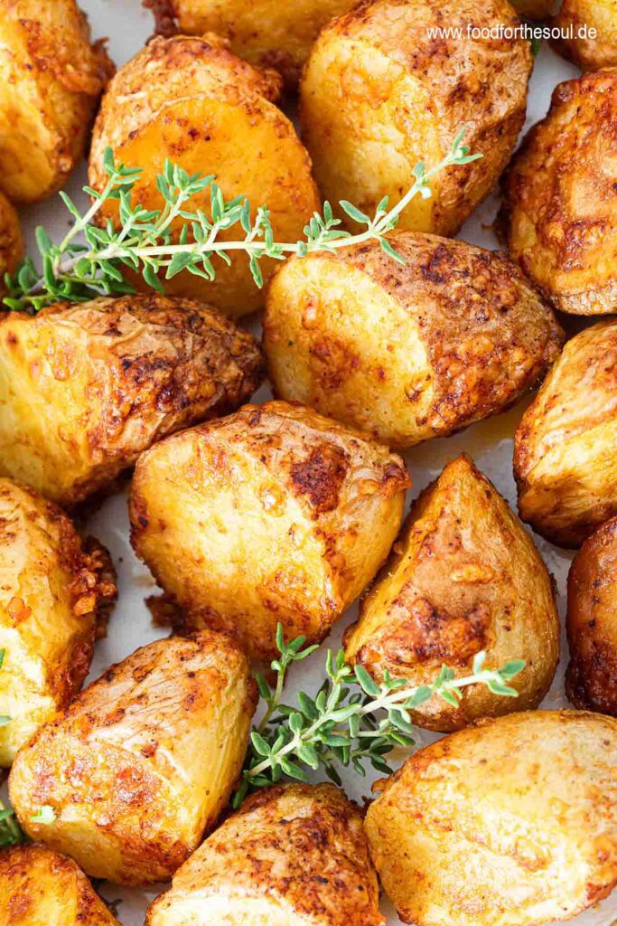 Airfryer Kartoffeln mit knuspriger Parmesan Kruste angerichtet auf einer Servierschale