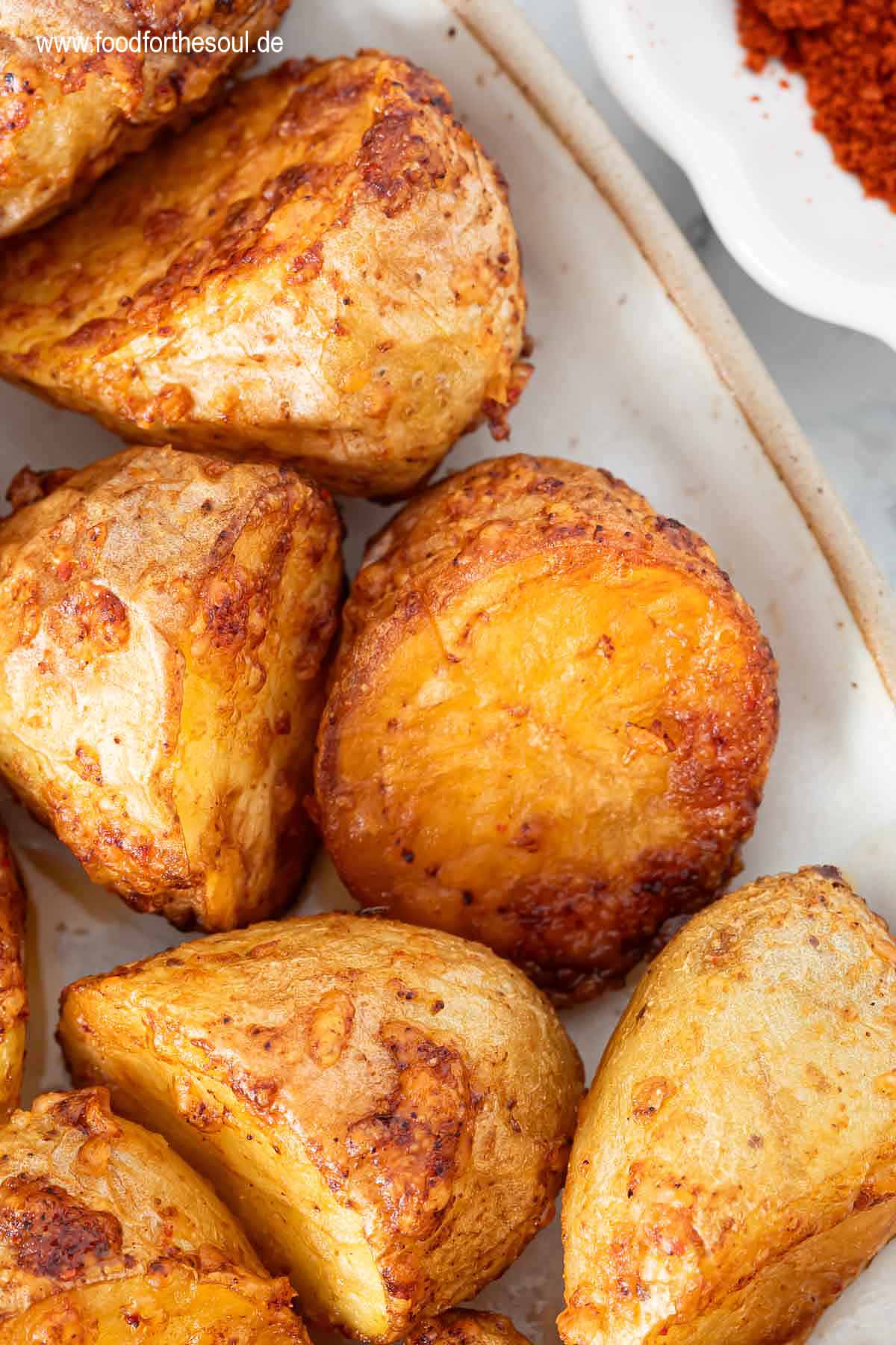 Airfryer Kartoffeln mit knuspriger Parmesan Kruste angerichtet auf einer Servierschale