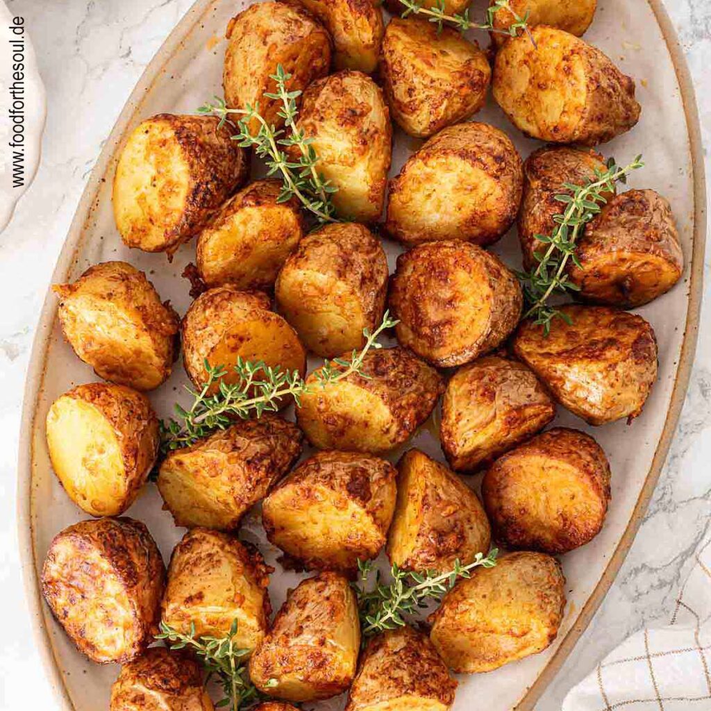 Airfryer Kartoffeln mit knuspriger Parmesan Kruste angerichtet auf einer Servierschale