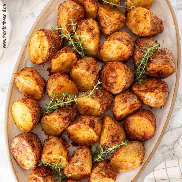 Airfryer Kartoffeln mit knuspriger Parmesan Kruste angerichtet auf einer Servierschale