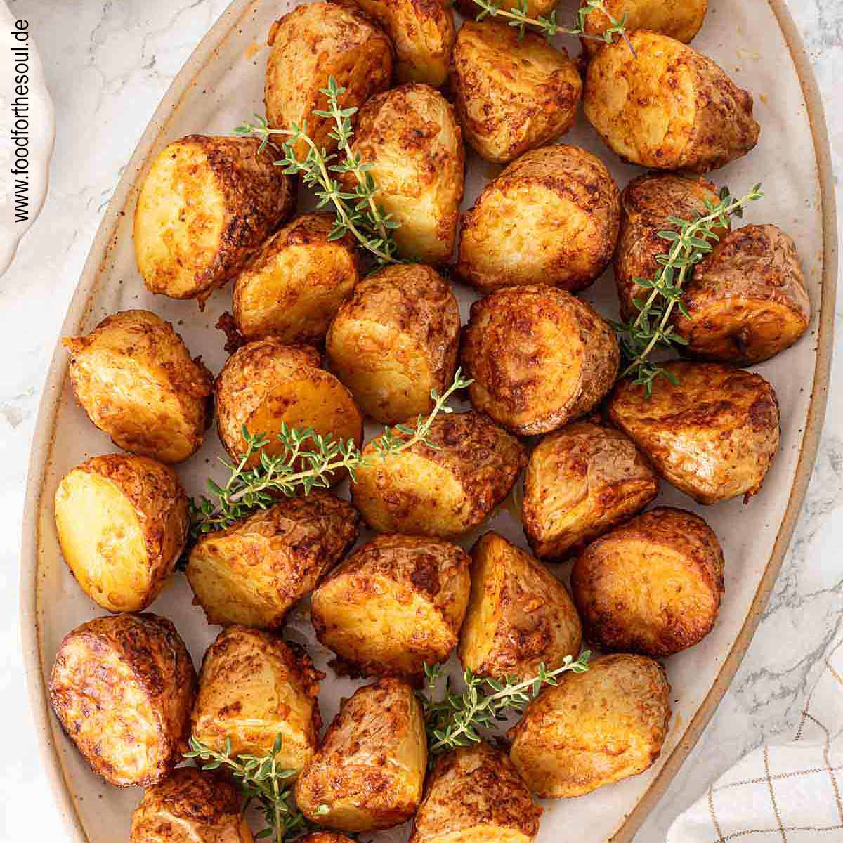 Airfryer Kartoffeln mit knuspriger Parmesan Kruste angerichtet auf einer Servierschale