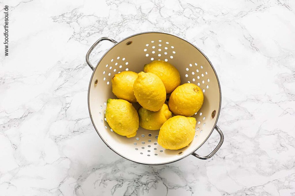 Zitronen waschen für Lemon Posset Dessert - Schritt 1