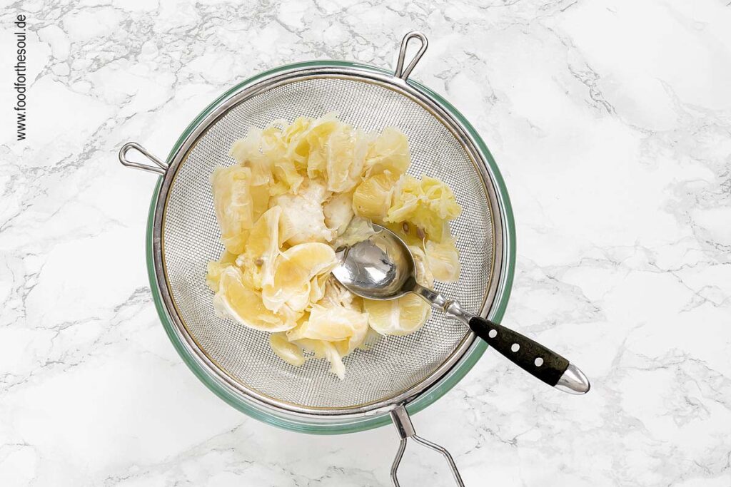 Fruchtfleisch ausdrücken und Zitronensaft auffangen für Lemon Posset Dessert - Schritt 3