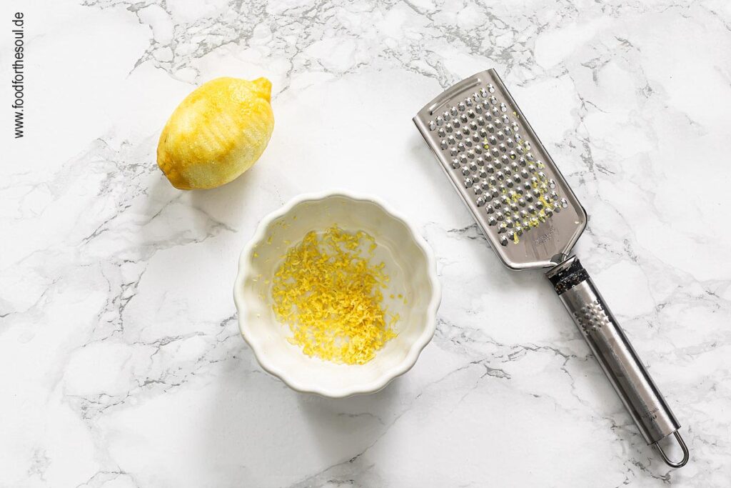 Zitronenschale reiben für Lemon Posset Dessert - Schritt 4