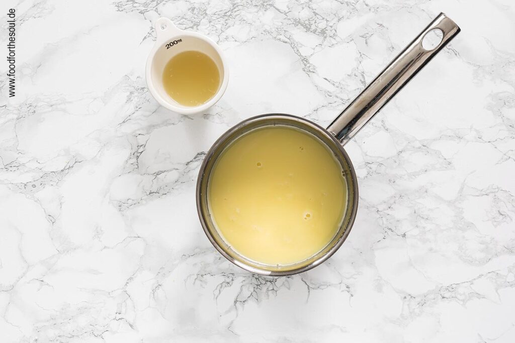 Zitronensaft zum Lemon Posset Dessert hinzufügen - Schritt 6