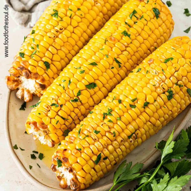 Maiskolben im Airfryer zubereitet und serviert mit Butter und Petersilie