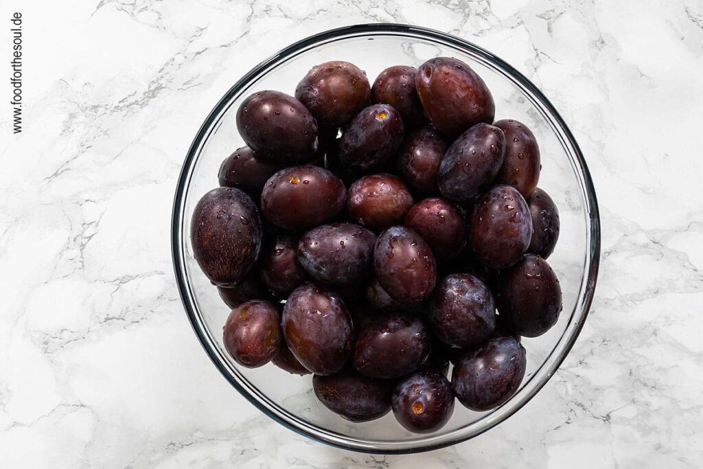 Zwetschgen waschen für Pflaumenmus im Backofen nach Omas Rezept - Schritt 1