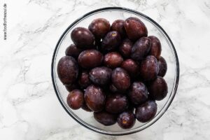 Zwetschgen waschen für Pflaumenmus im Backofen nach Omas Rezept - Schritt 1