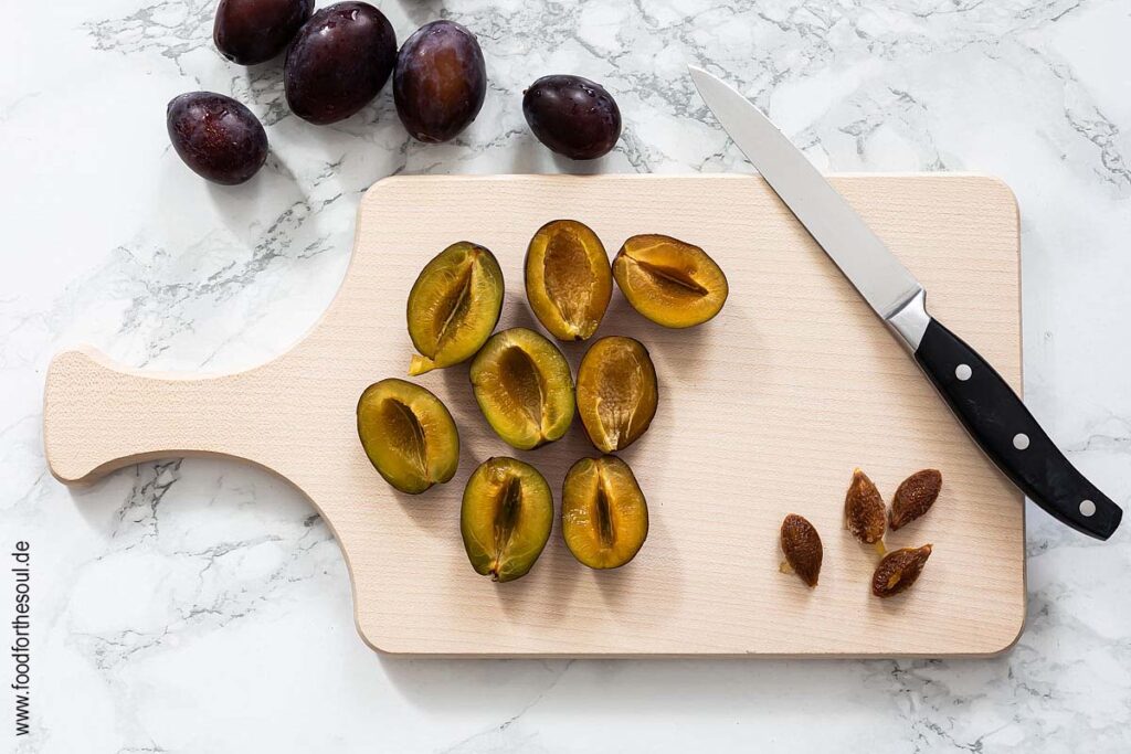 Zwetschgen werden halbiert und entsteint für Pflaumenmus im Backofen nach Omas Rezept - Schritt 2