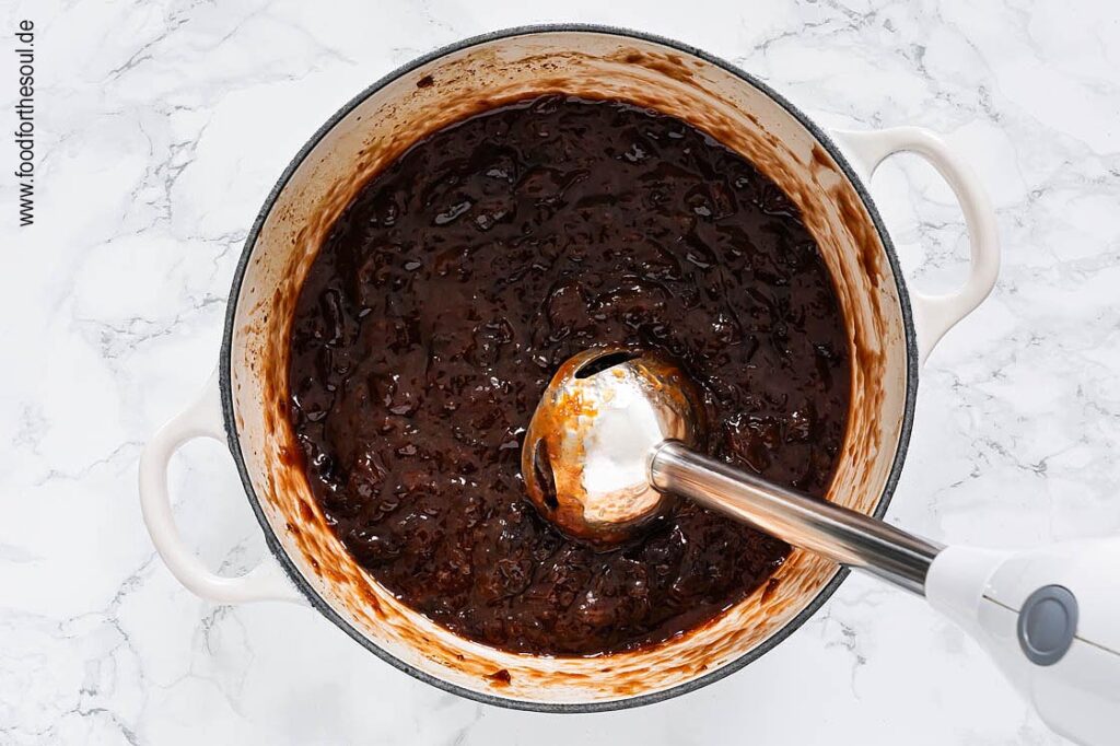 Fertiger Pflaumenmus im Backofen nach Omas Rezept eingekocht und wird nun püriert - Schritt 6