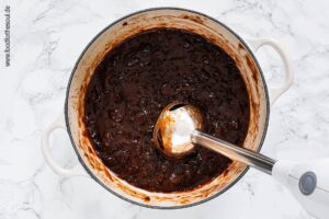 Fertiger Pflaumenmus im Backofen nach Omas Rezept eingekocht und wird nun püriert - Schritt 6