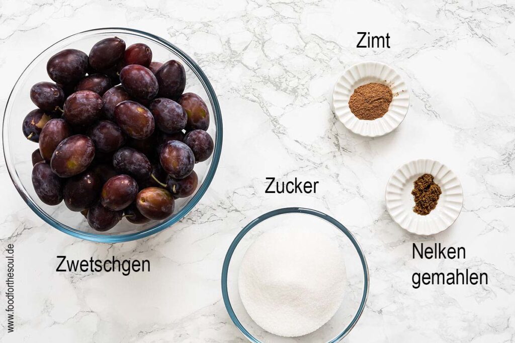 Beschriftete Zutaten für Pflaumenmus im Backofen nach Omas Rezept