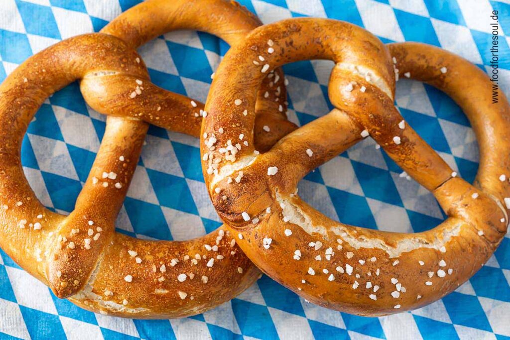 Zwei Brezeln für ein Weißwurst-Frühstück