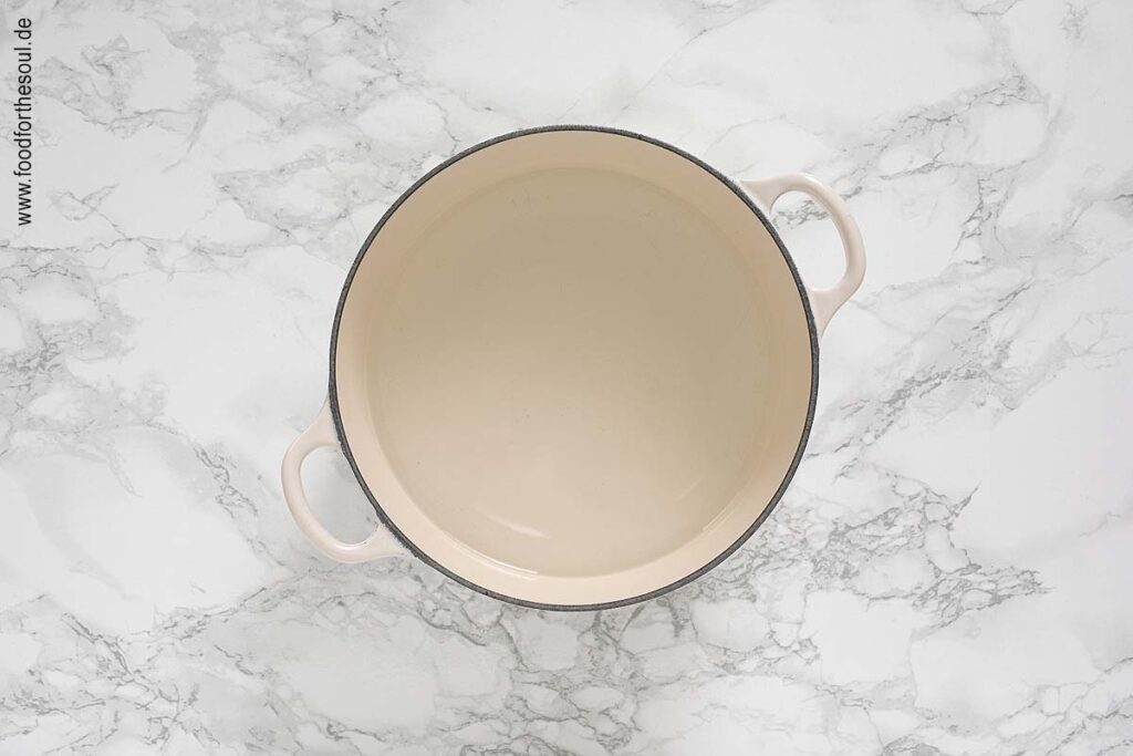 Wasser zum Kochen bringen, um Weißwurst zu kochen - Schritt 1