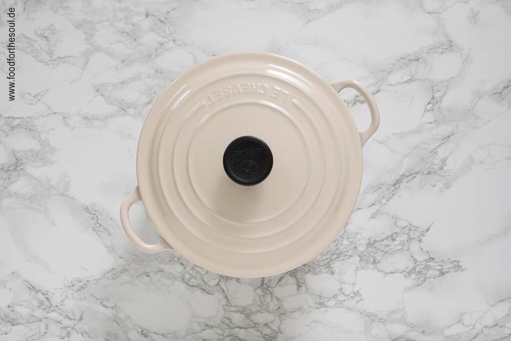 Weißwurst abgedeckt in heißem Salzwasser ziehen lassen - Schritt 3