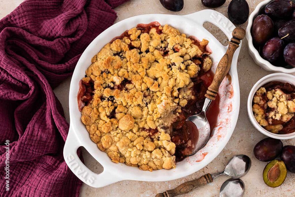 Saftiges Zwetschgen Crumble in einer Tarteform