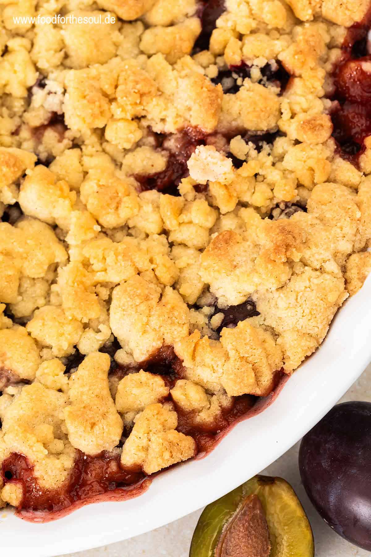 Zwetschgen Crumble Dessert in einer Tarteform
