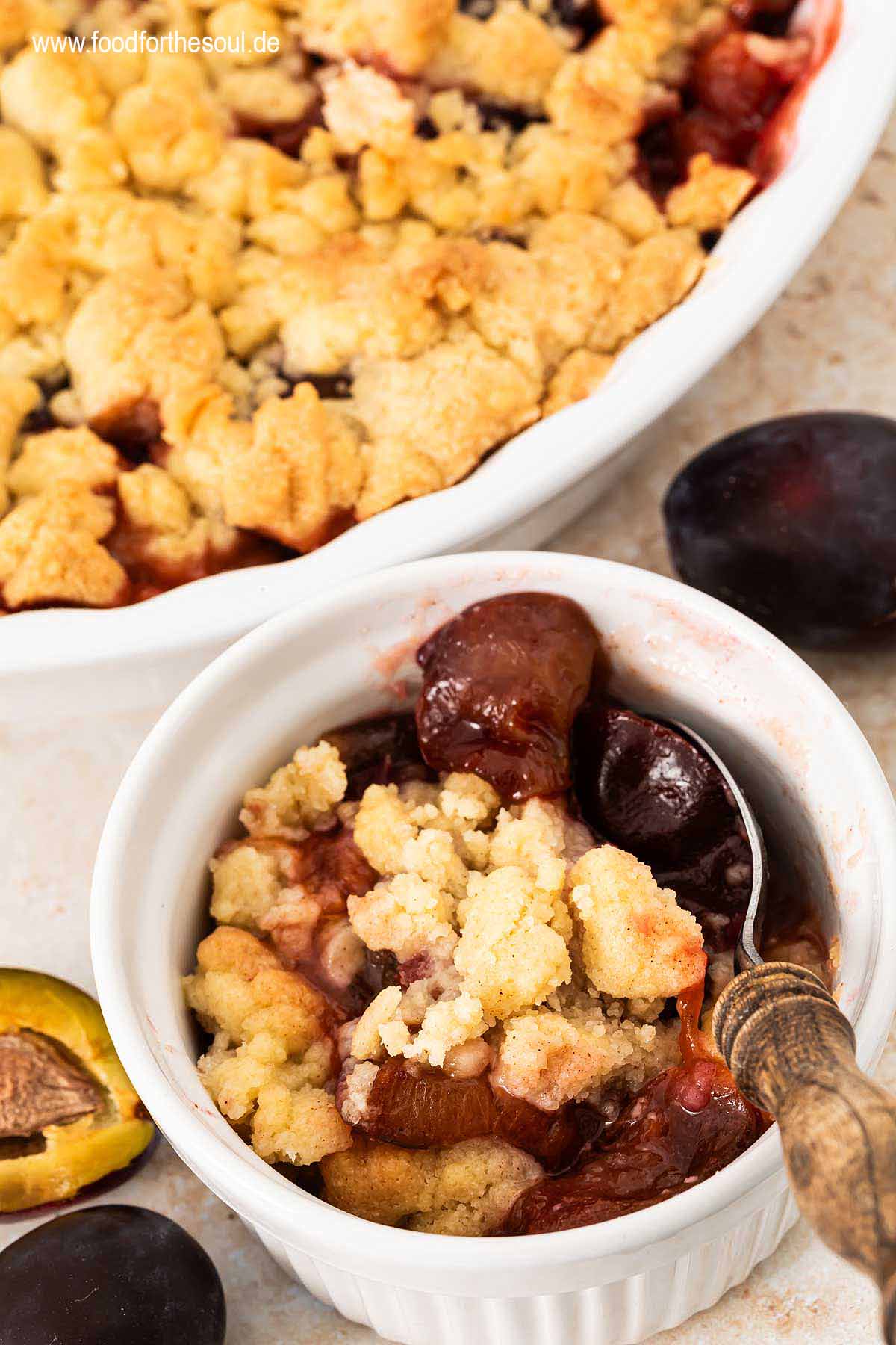 Leckeres Zwetschgen Crumble in einer Dessert-Schale mit Löffel