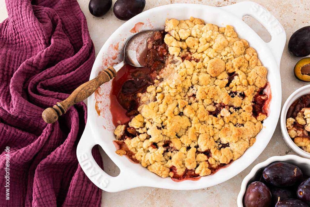 Saftiges Zwetschgen Crumble in einer Tarteform