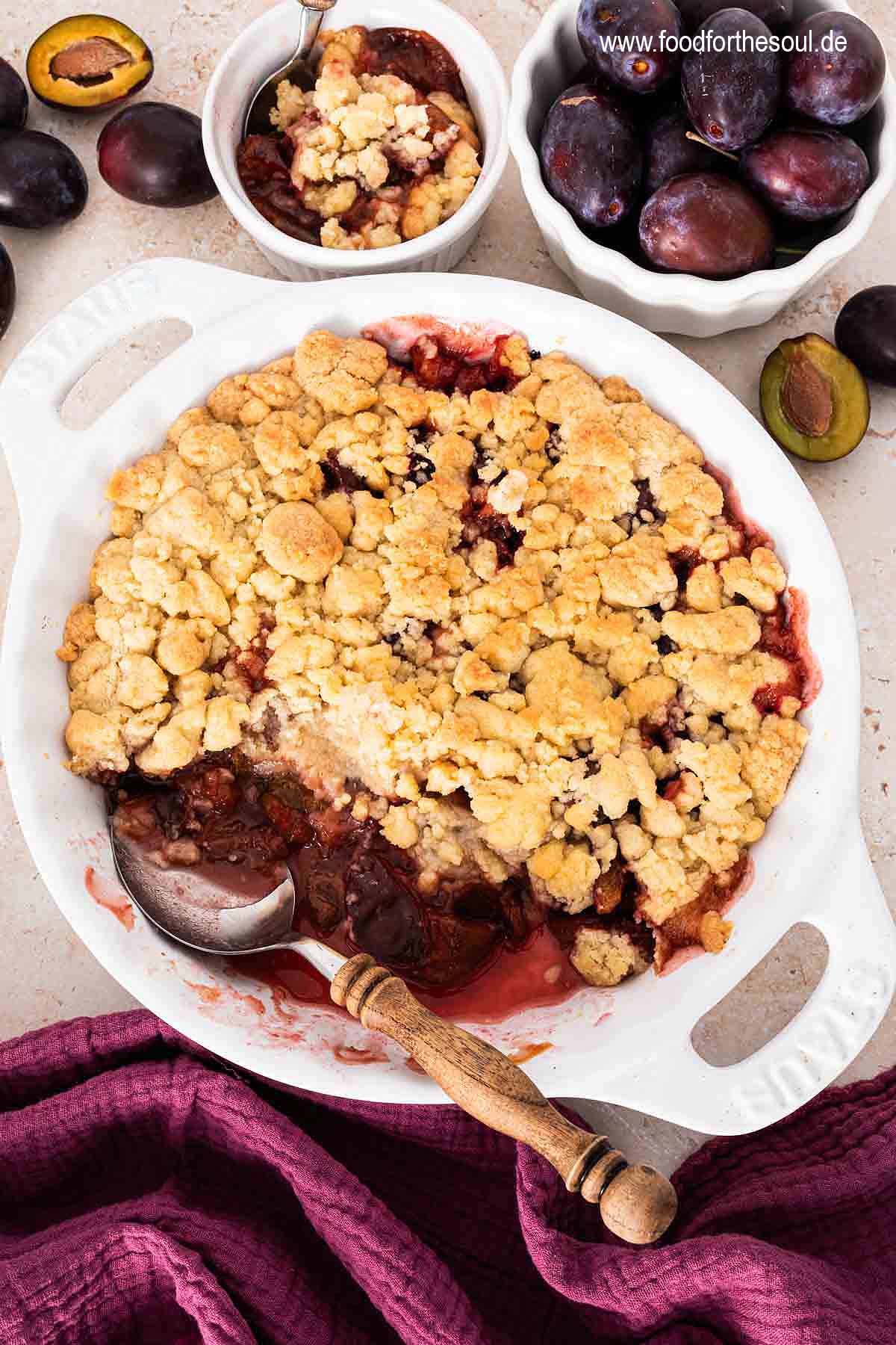 Einfaches Zwetschgen Crumble in einer Tarteform