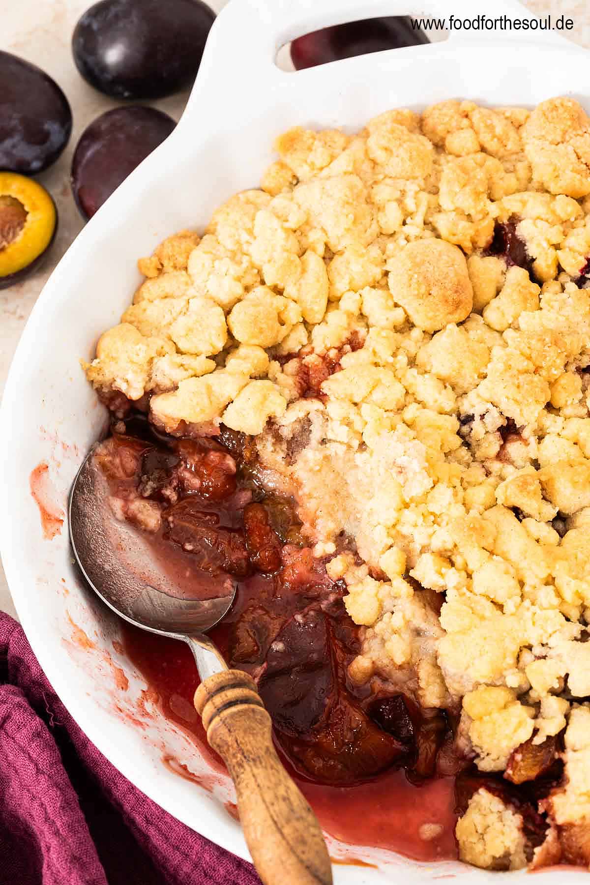 Einfaches Zwetschgen Crumble in einer Tarteform