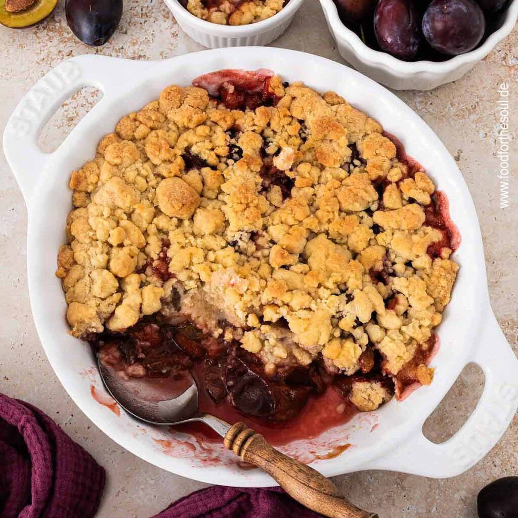 Einfaches Zwetschgen Crumble in einer Tarteform