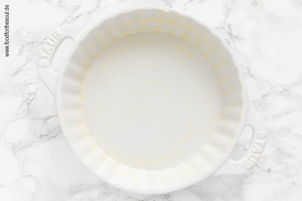 Tarteform mit Butter einfetten für Zwetschgen Crumble - Schritt 1