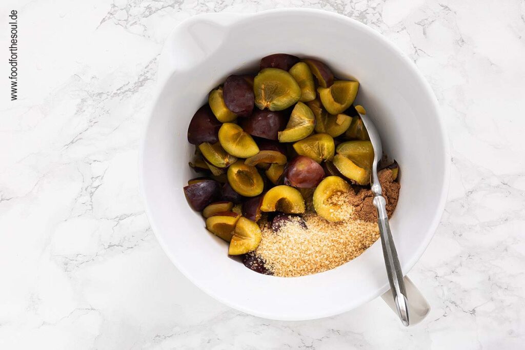 Zucker und Gewürze für Zwetschgen Crumble hinzufügen und mischen - Schriit 4
