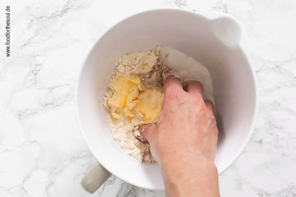 Streusel Zutaten für Zwestchgen Crumble in Schüssel füllen und verkneten - Schritt 5