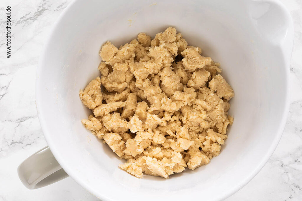 Streuselteig zerbröseln für Zwetschgen Crumble - Schritt 6