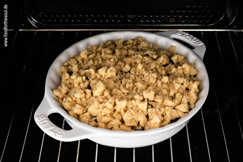 Zwetschgen Crumble im Backofen backen - Schritt 8