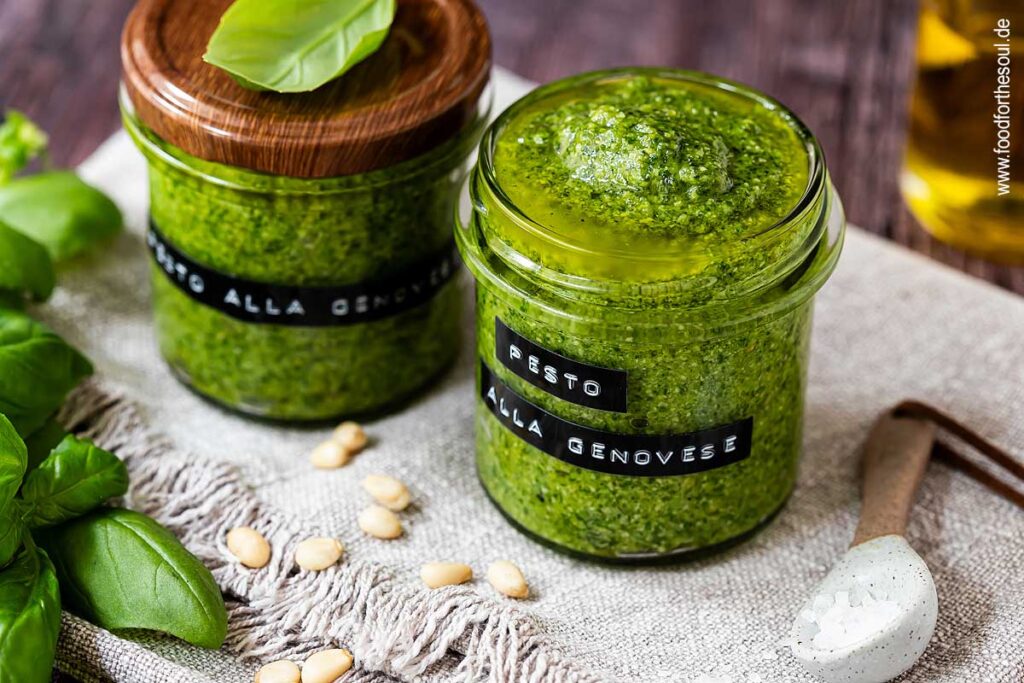 Basilikum Pesto alla Genovese in beschrifteten Gläsern