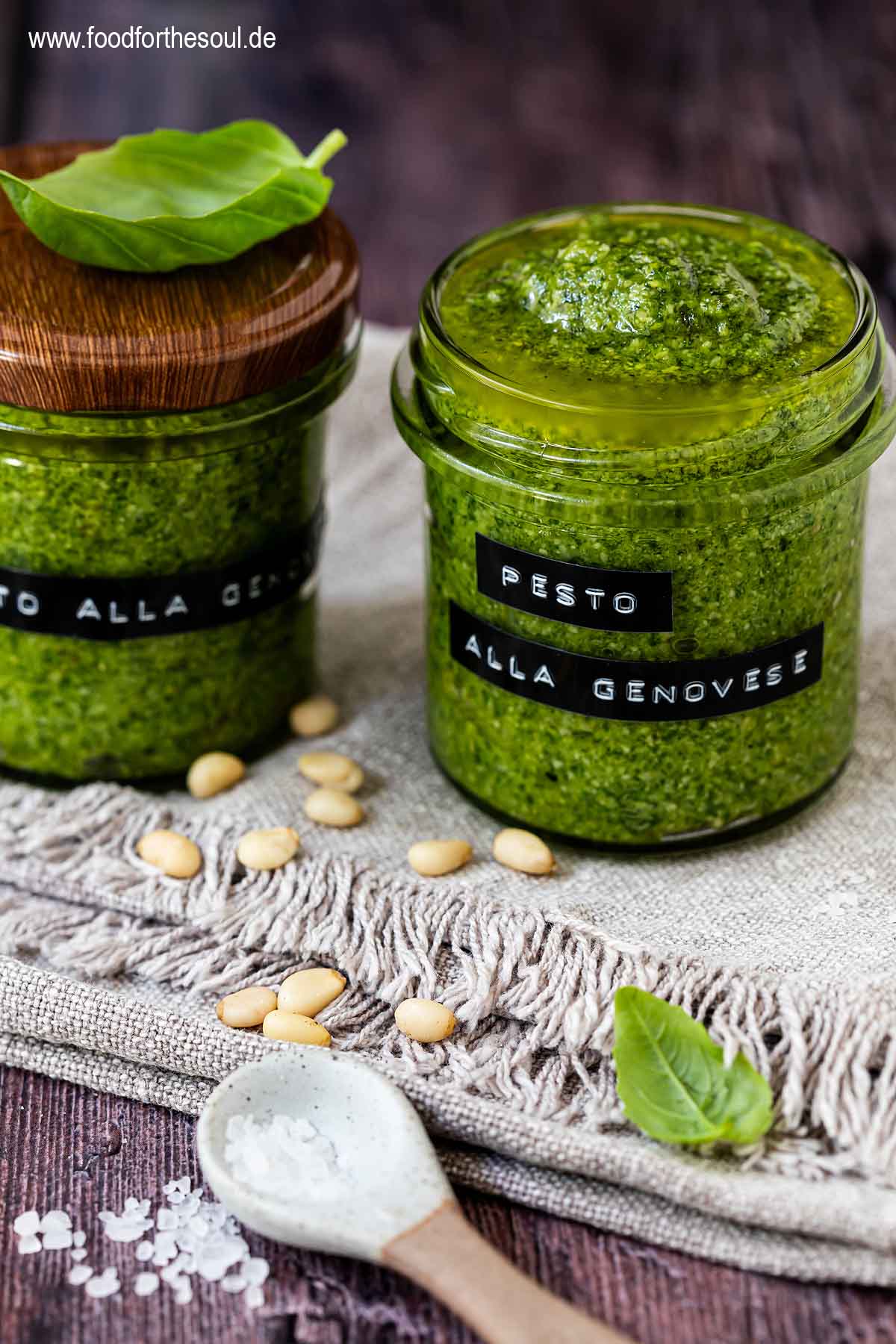 Basilikum Pesto alla Genovese in beschrifteten Gläsern