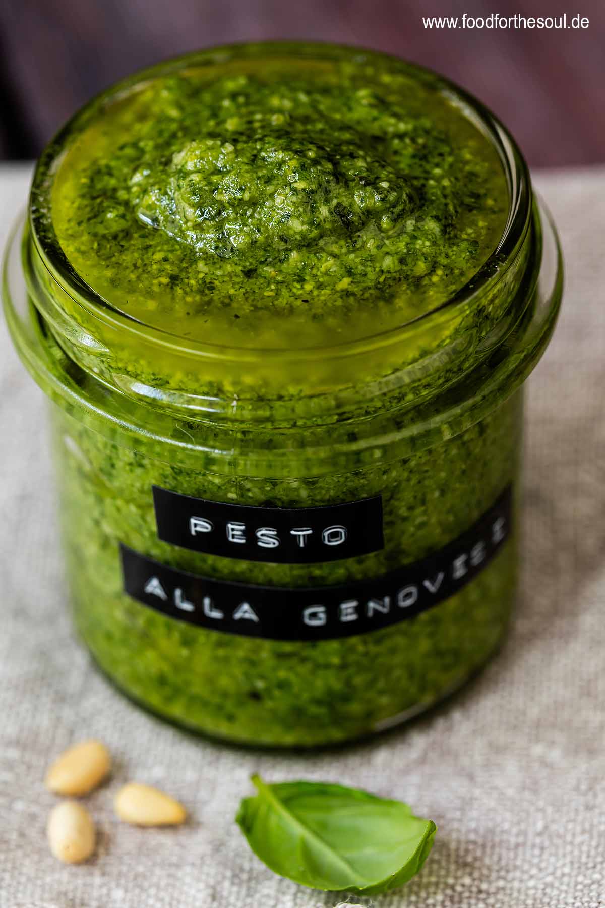 Basilikum Pesto alla Genovese in einem beschrifteten Glas